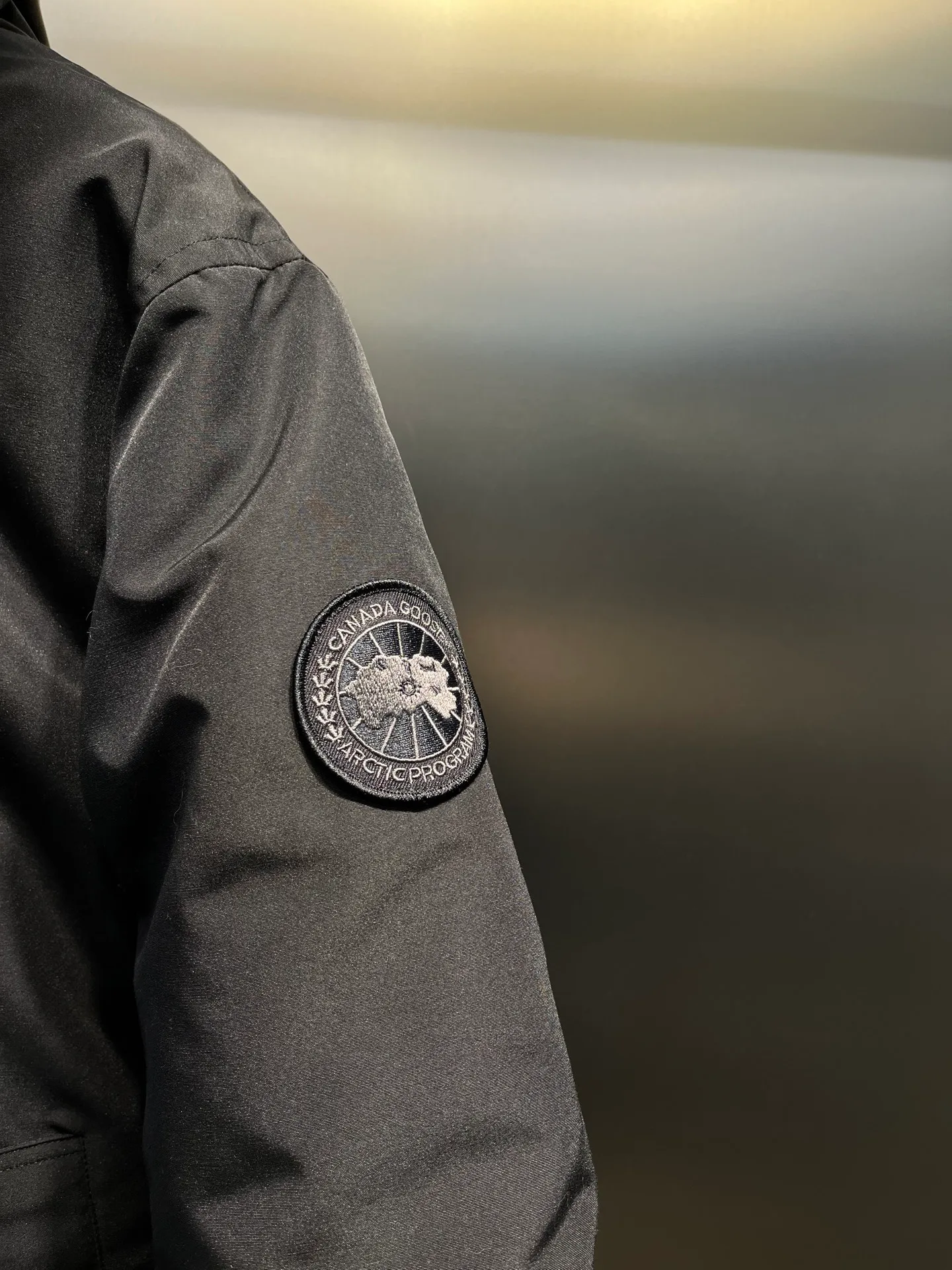 P860 Canada Goose model 06, the same model as the famous star, men's and women's models, with cold-proof flannel on the collar, which is close to the head and neck, comfortable and warm! The fabric is made of high-density nano-level waterproof fabric, which is windproof and wear-resistant and has a certain thickness! Seamless threaded cuffs! Avoid hard knots! It doesn’t matter how low the temperature is this winter, one piece is enough. I’ll give you the wind and temperature! Contains pure duck down, sufficient quantity, unique fashion design + waterproof craft fabric + big brand YKK double zipper pullers, real photos, upright style quality, regardless of the external standard and the internal content, you can feel free to compare it with the softer, easier to wrinkle and lighter version on the market!  size：s-xxl